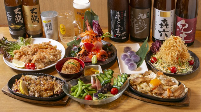 テーブルに並ぶ居酒屋料理